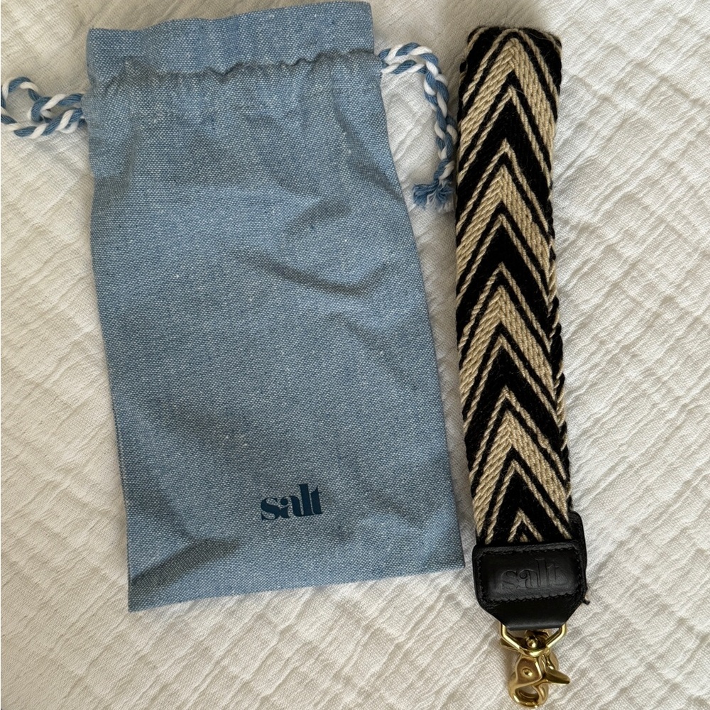 The Salt skinny crossbody strap black/bone